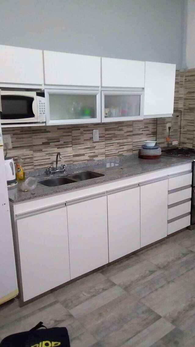 Cocina en melamina clara con mesada gris
