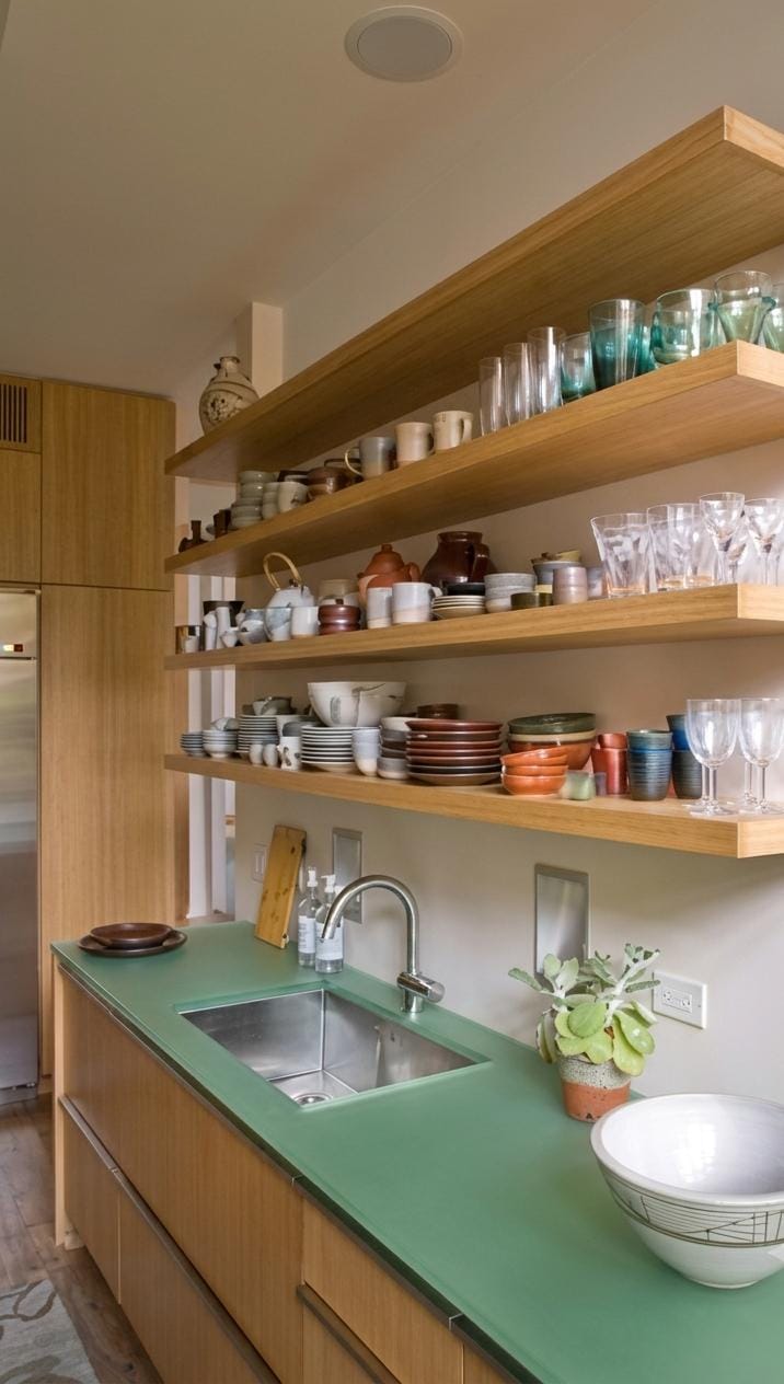 Cocina con estantes flotantes