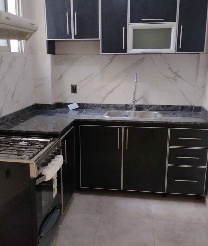 Cocina en roble con mesada negra - foto 2